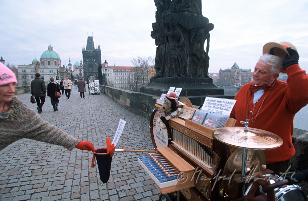 Strassenmusiker spielt Mozart auf Drehorgel
