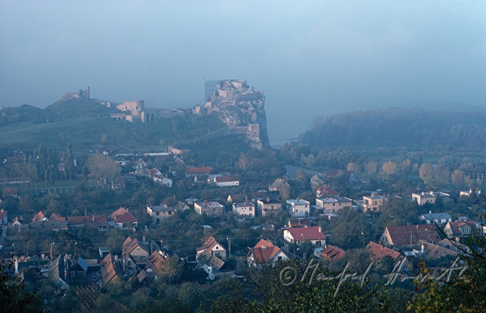 Dorf und Burgruine Devin (Theben)