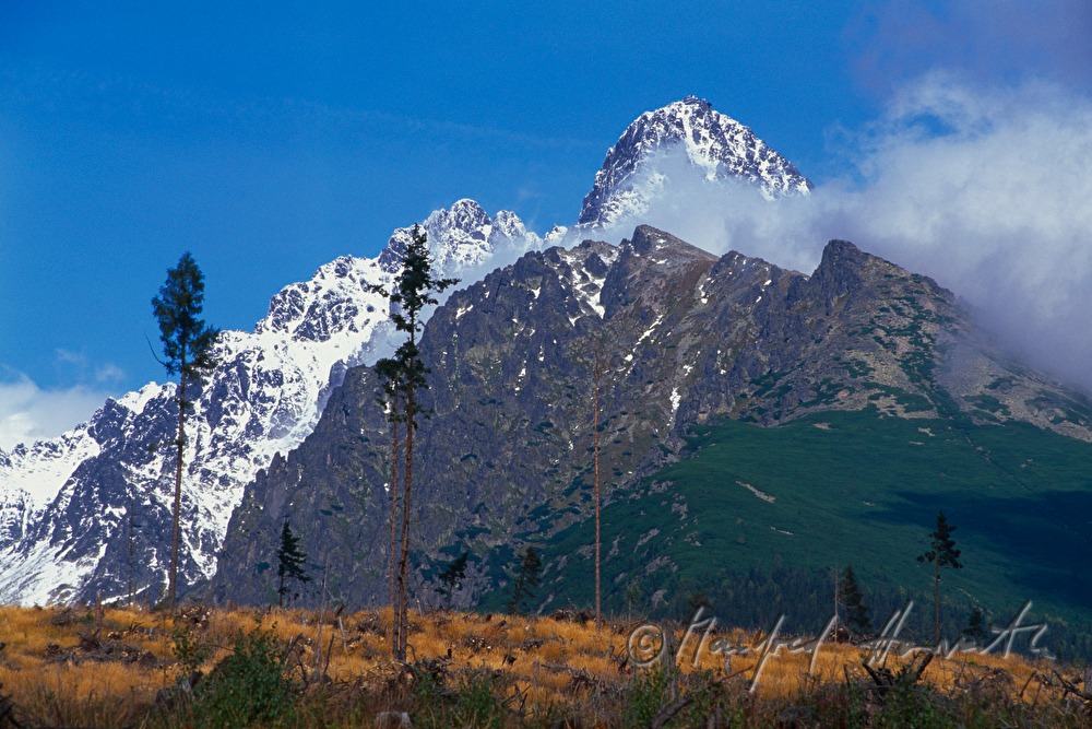 Berggipfel und Wolken