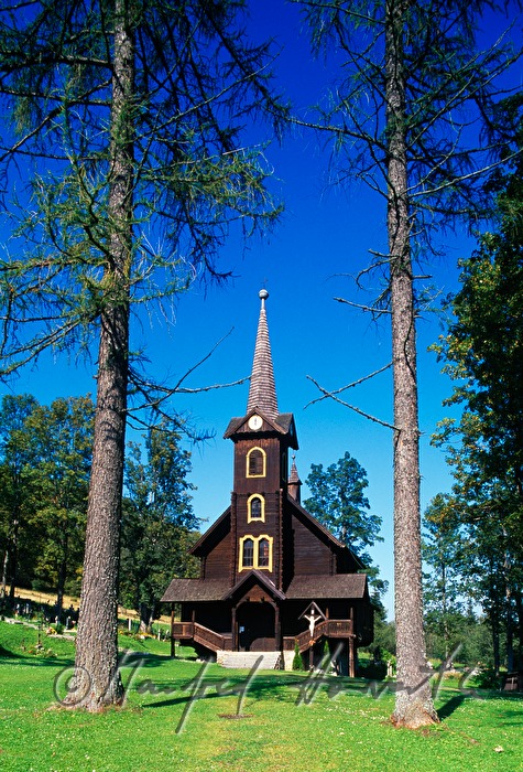 Holzkirche am Ortsrand