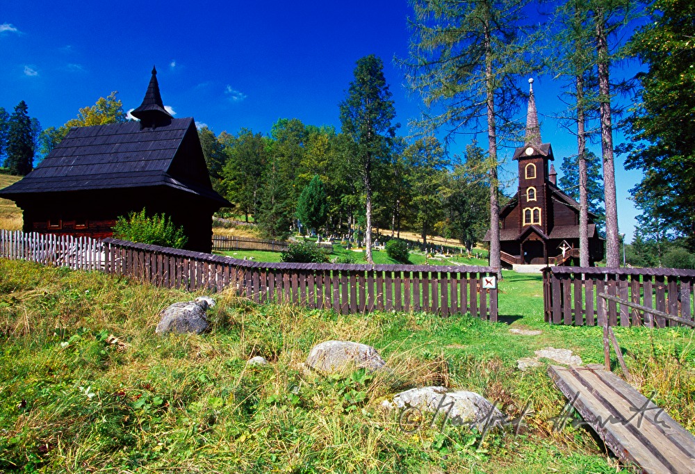 Holzkirche am Ortsrand