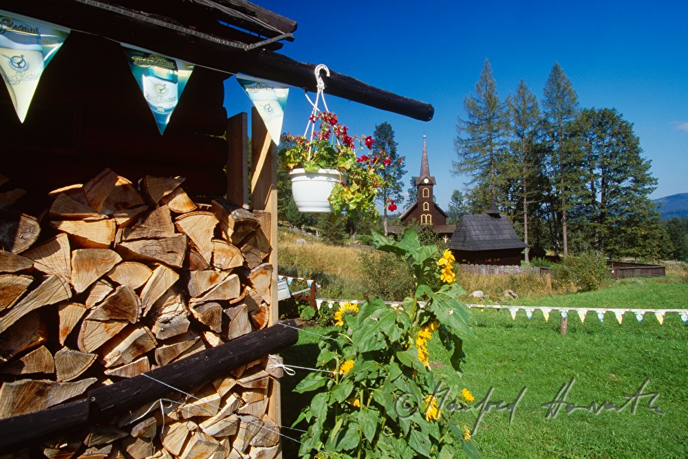 Holzkirche am Ortsrand