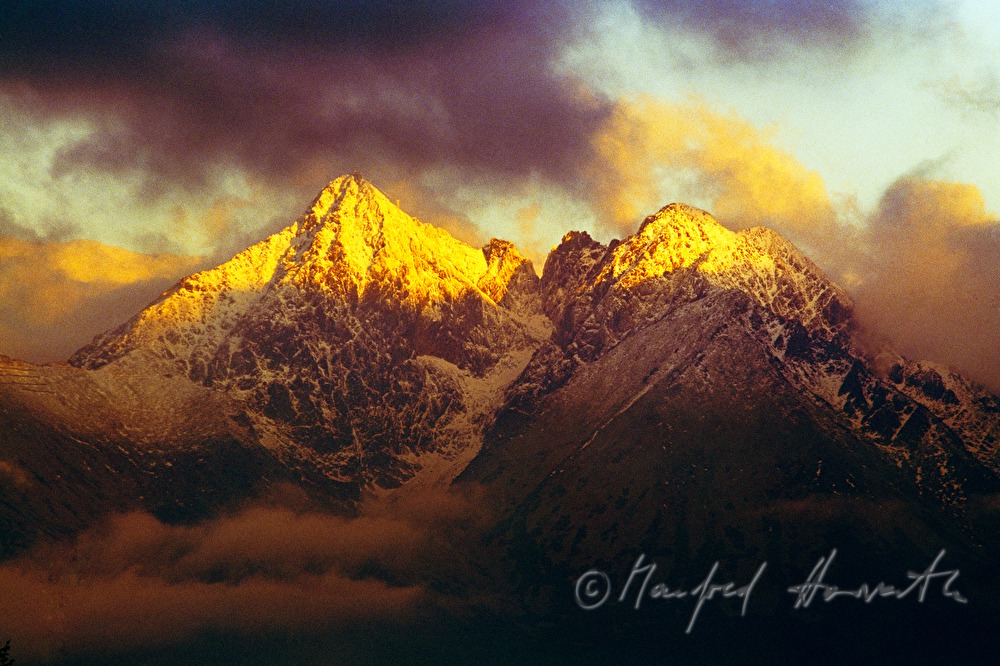 Berggipfel und Wolken