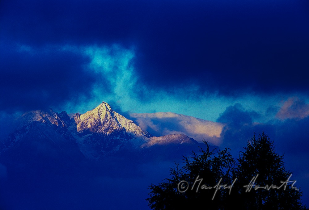 Berggipfel und Wolken