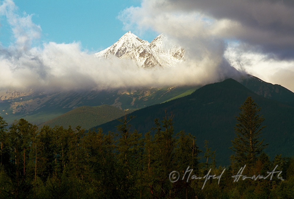 Berggipfel und Wolken