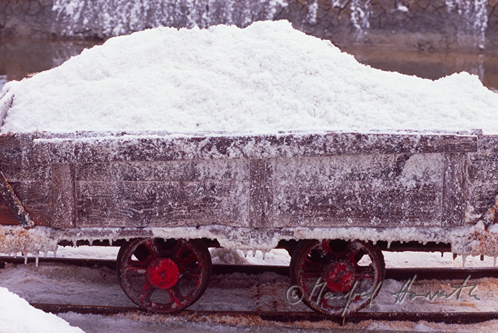 Transport von Meersalz mit einem kleinen Waggon