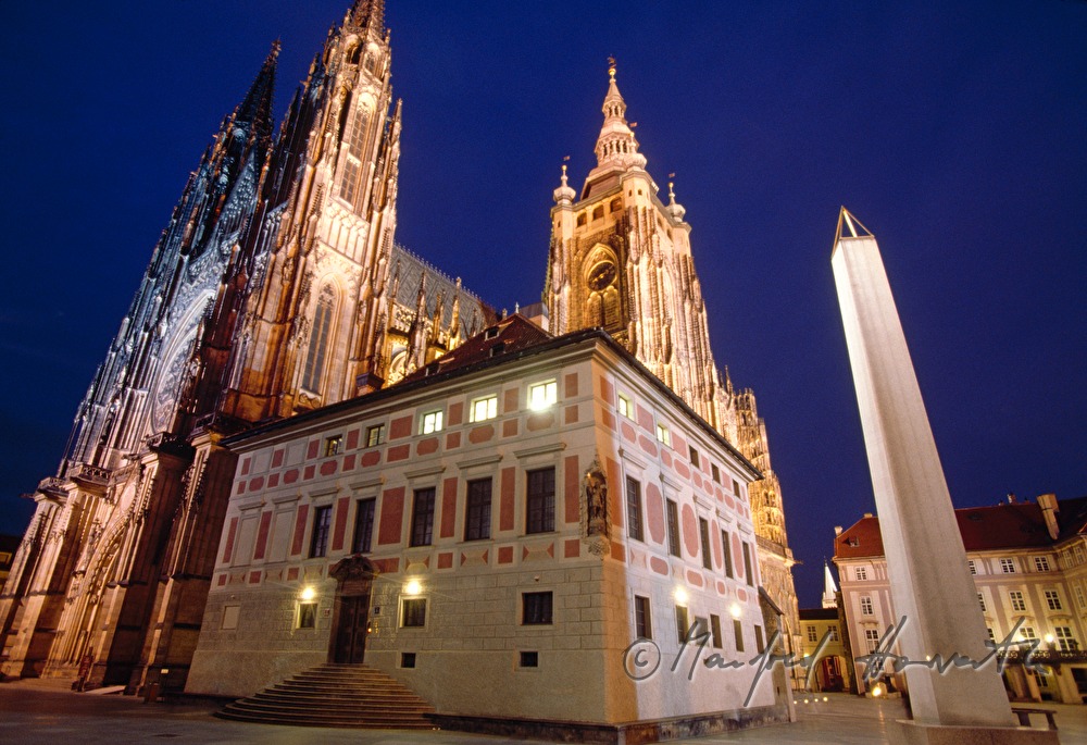 Veitsdom  und Obelisk (Gedenkstein für Opfer des 1. WK)