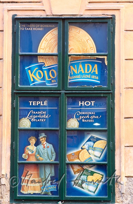 Fenster mit historischer Reklame