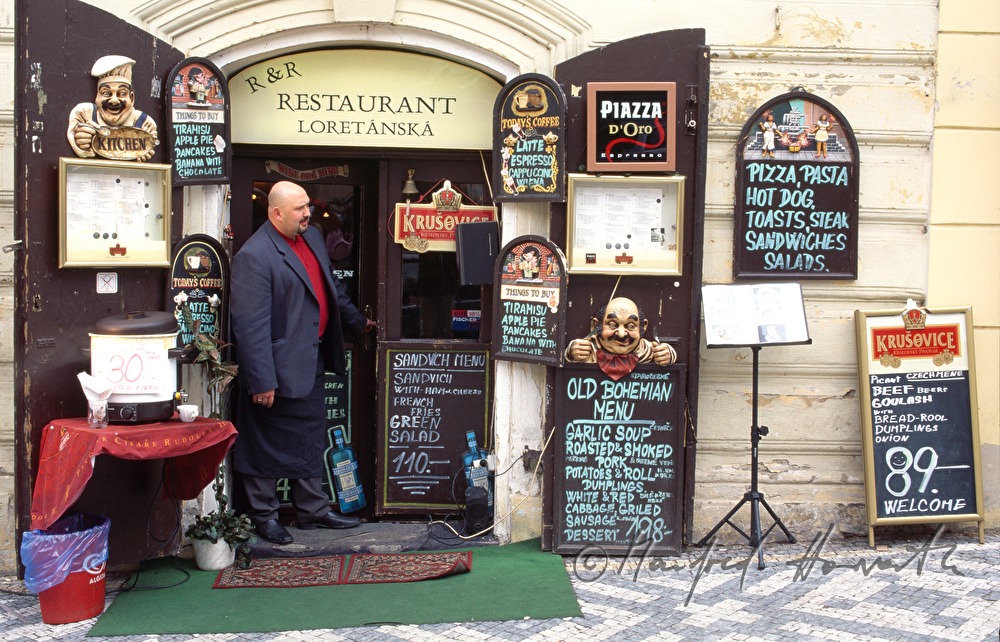 Kellner schaut aus dem Restaurant Loretanska