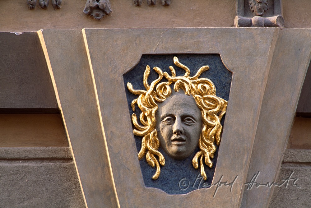 Hauszeichen an der Nerudova Strasse