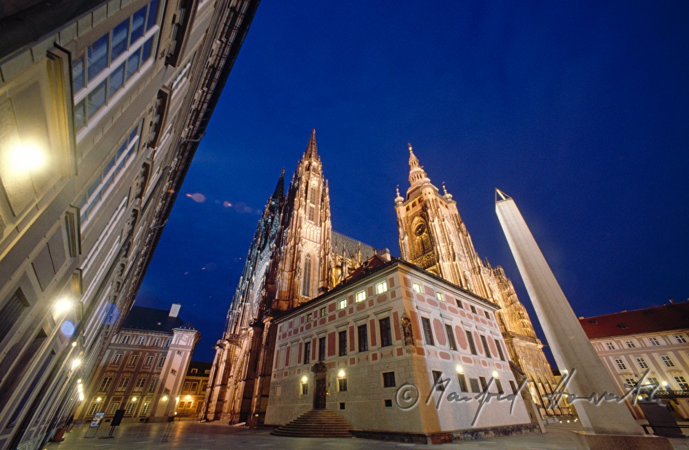 Veitsdom  und Obelisk (Gedenkstein für Opfer des 1. WK)