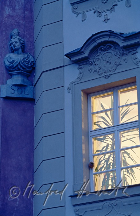 Fenster und Fassadendetail an der Nerudova Strasse