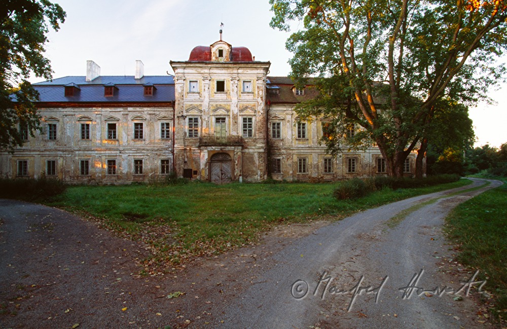 Haupteingang von Schloss Dolní Lukavicev