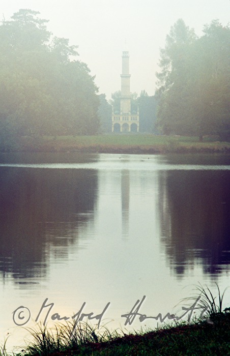 Minarett und künstlich angelegter Teich