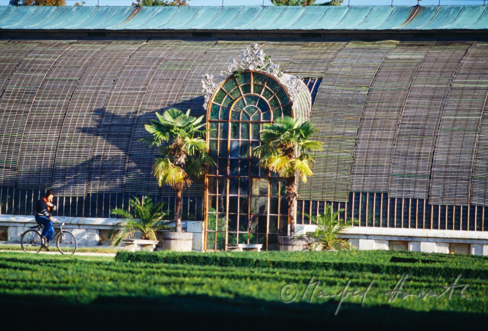 Gärtner passiert die Orangerie
