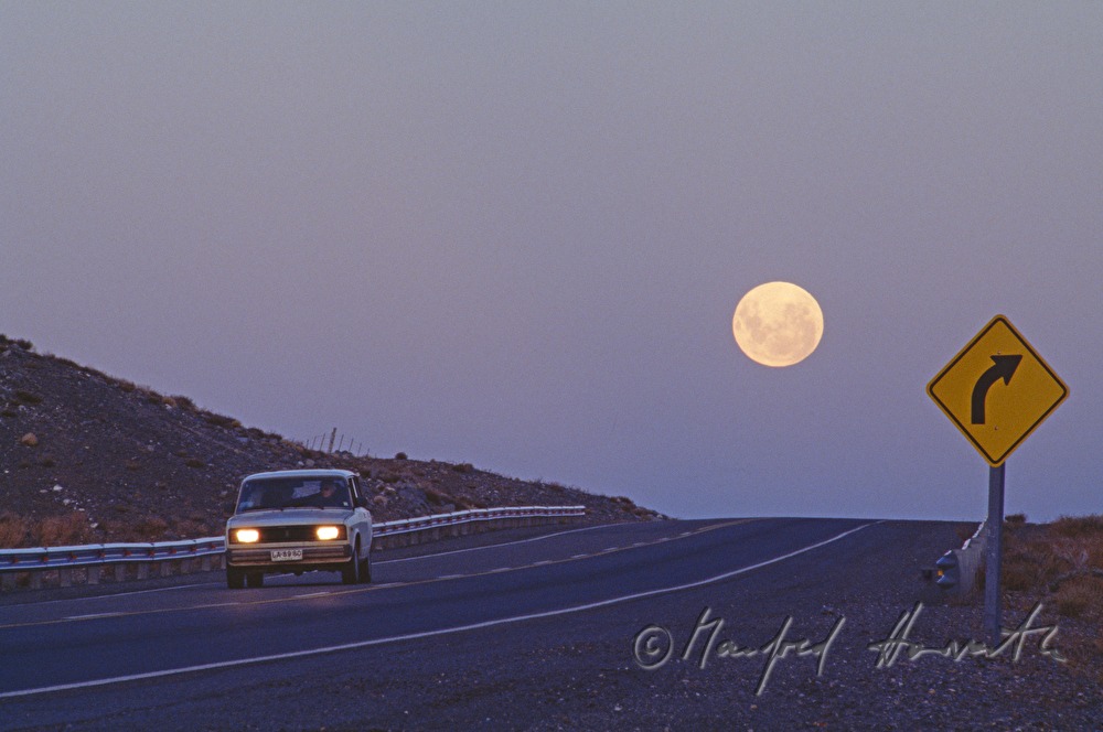 Lada auf der Strasse und Vollmond
