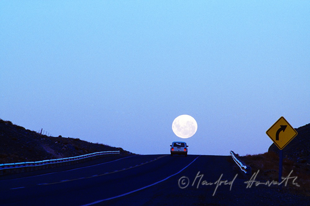 Lada auf der Strasse und Vollmond