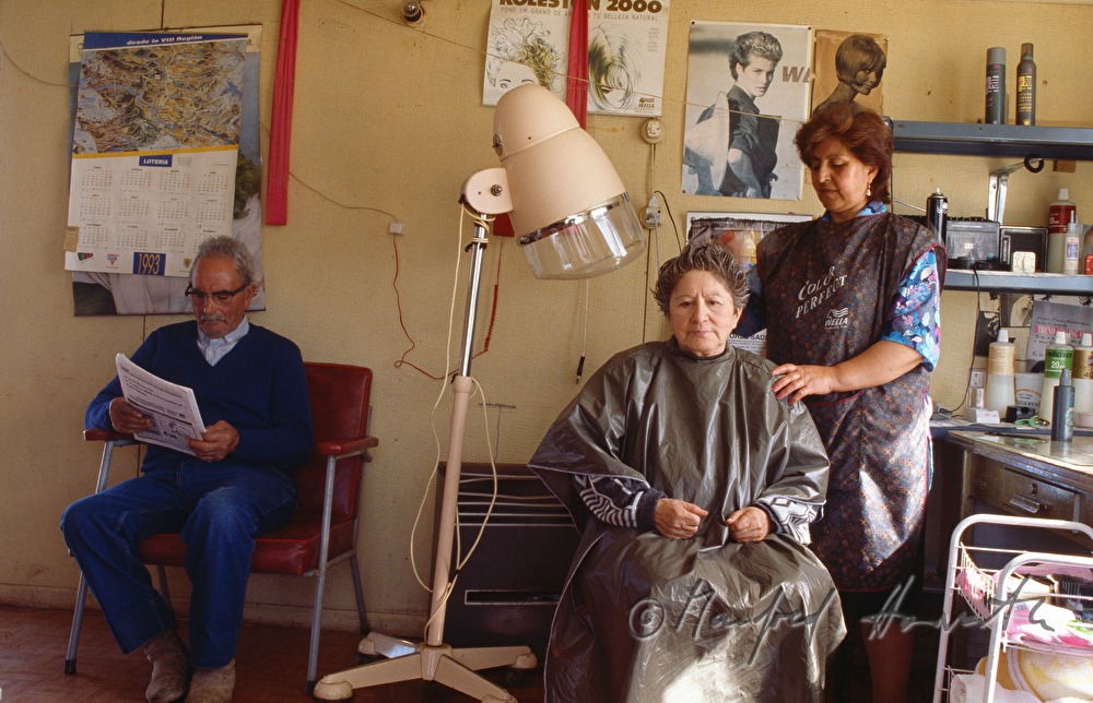 Friseursalon, Kundin mit Trockenhaube