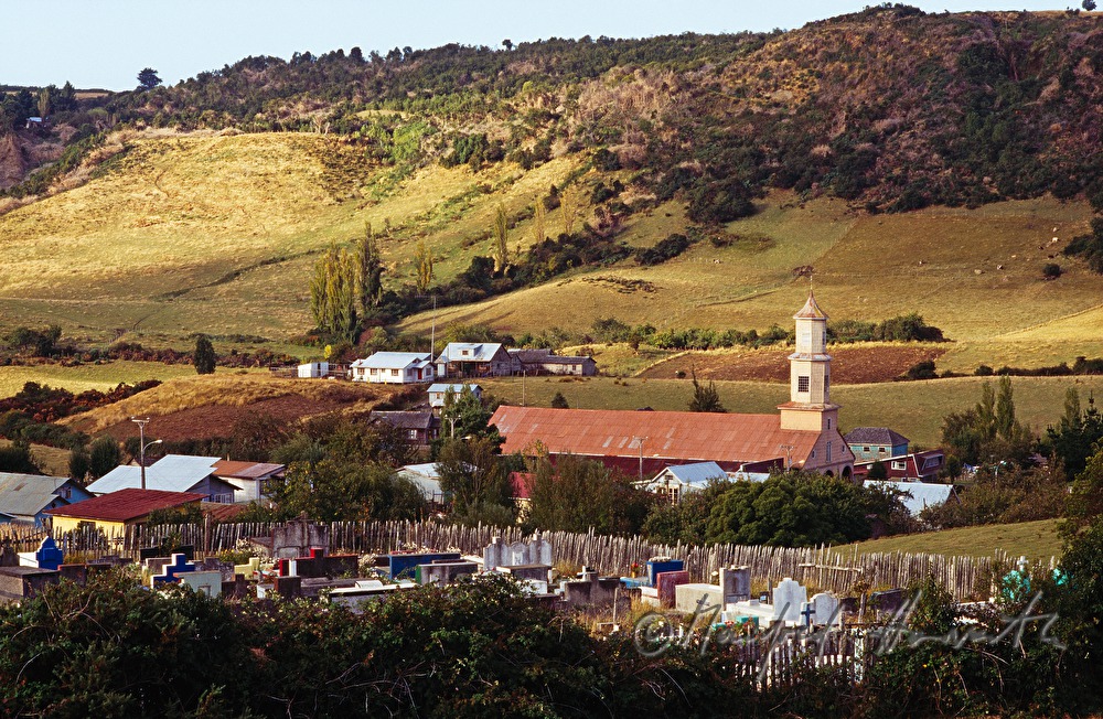 Dorf-Friedhof und Holzkirche