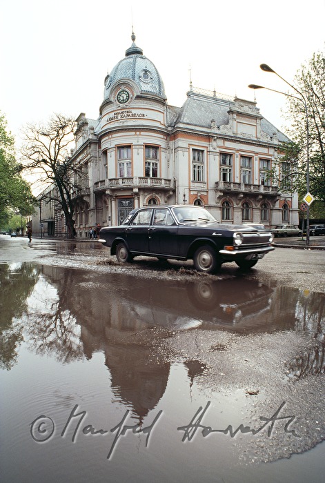 Auto fährt durch Pfütze (nach dem Regen)