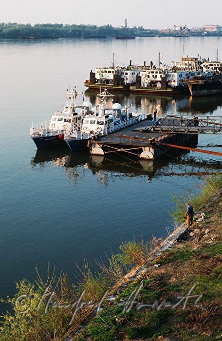 Schiffe und Stege beim Hafen