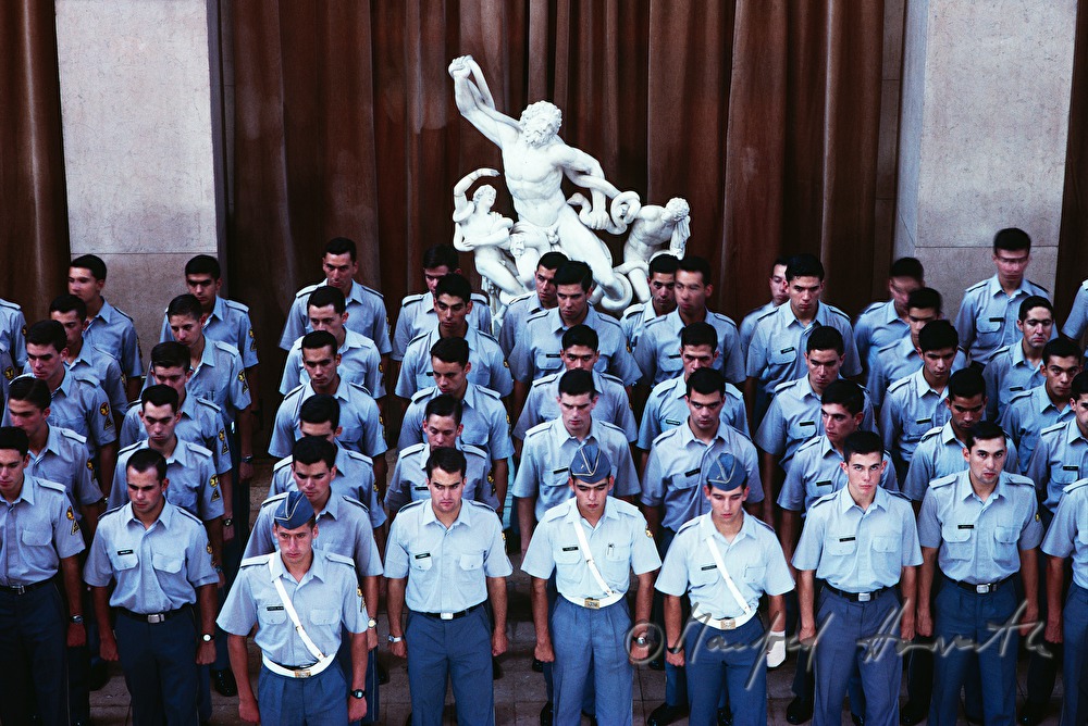 Militärakademie, Rekruten im Foyer