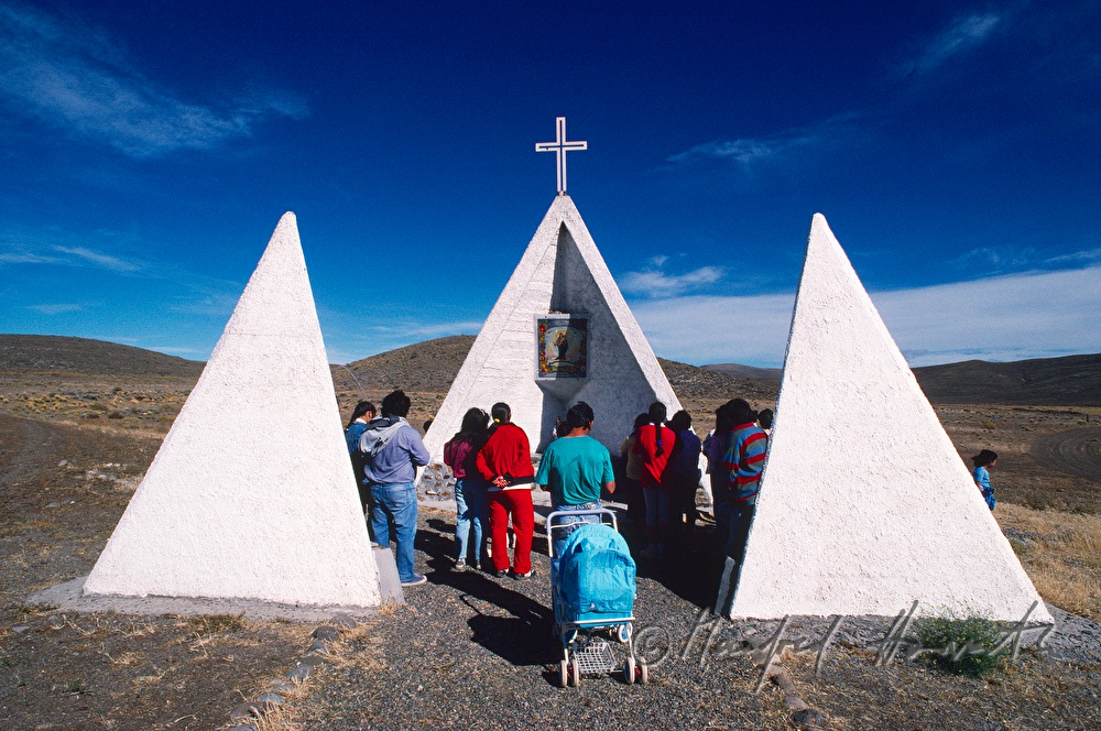 Indigene beten bei einer Kapelle