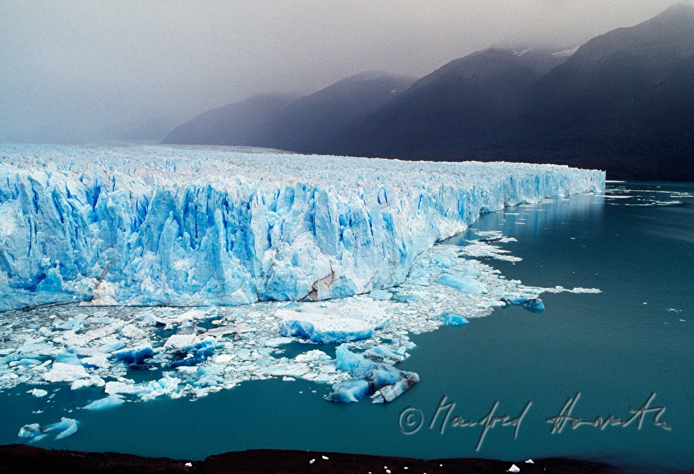 Perito-Moreno-Gletscher kalbt in den  Lago Argentino