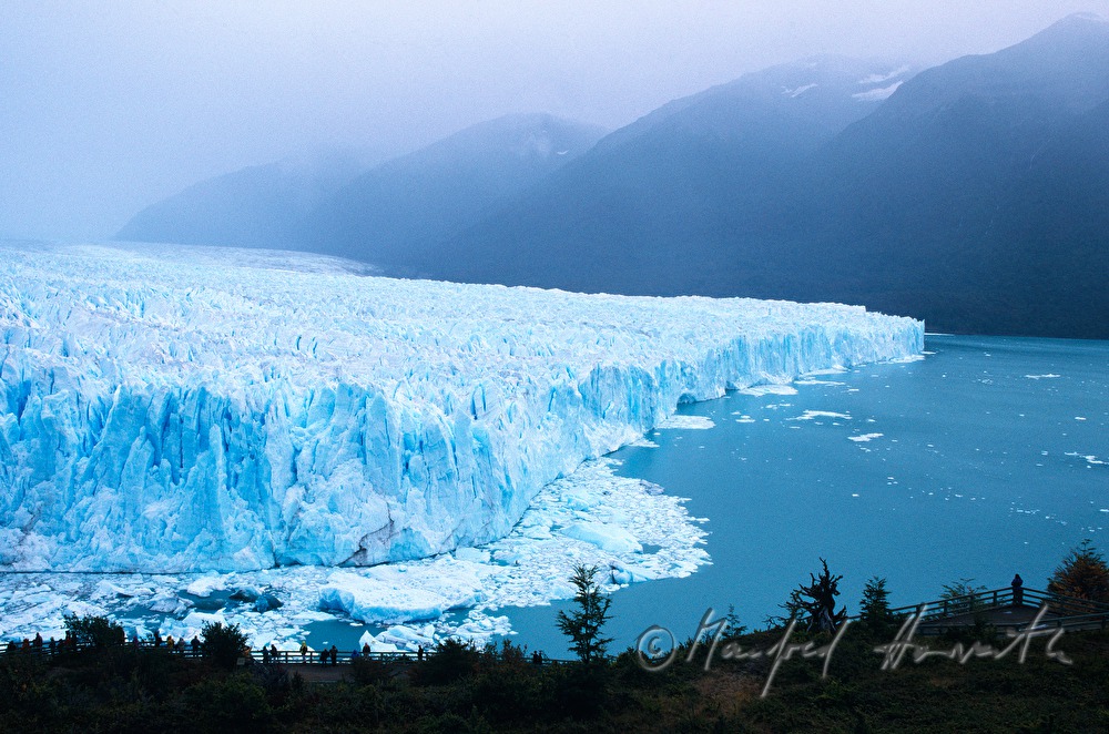 Perito-Moreno-Gletscher kalbt in den  Lago Argentino