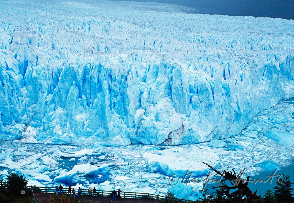 Perito-Moreno-Gletscher kalbt in den  Lago Argentino