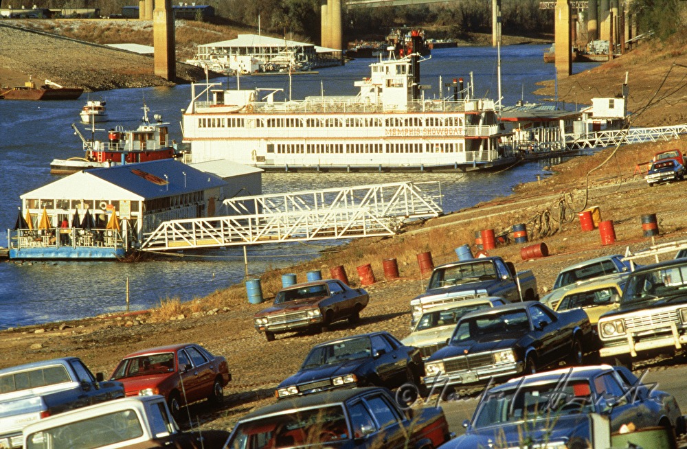 Hafen mit parkenden Autos