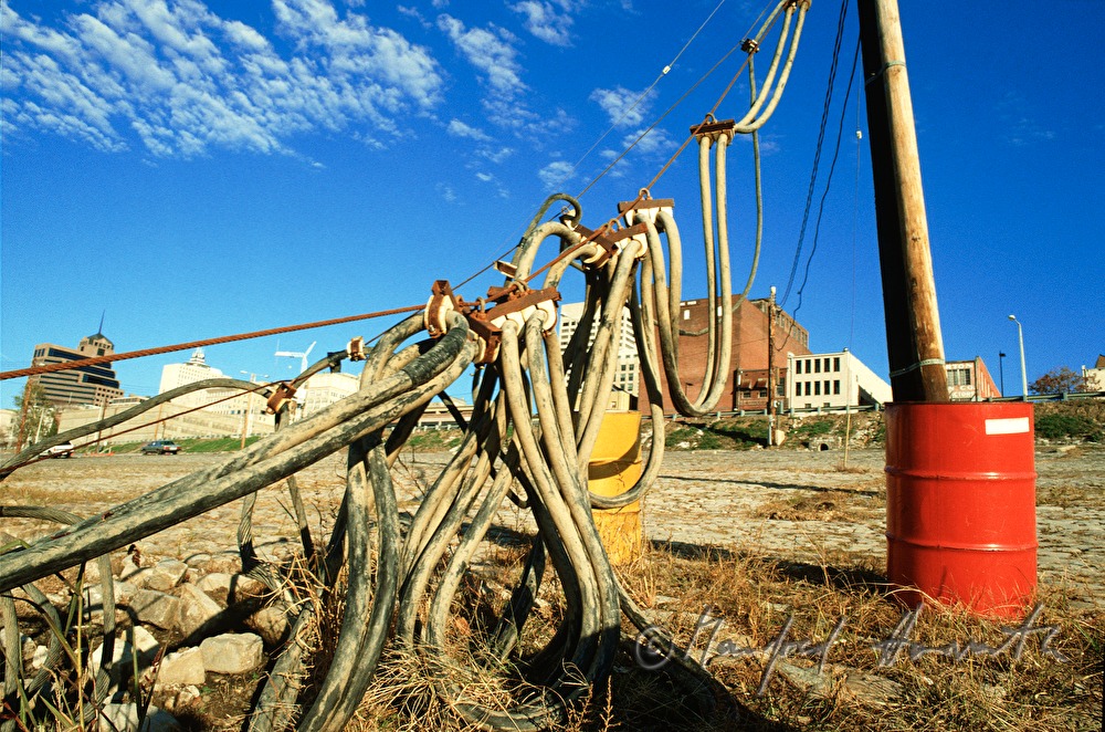 Hafen und Strommast mit Kabeln