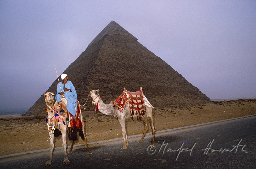 Pyramiden von Gizeh, Cheops-Pyramide und Kamelreiter