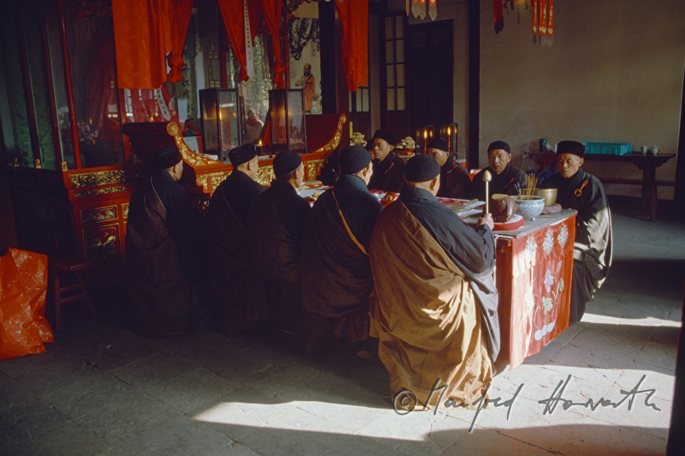 buddhistische Mönche bei einer Zeremonie