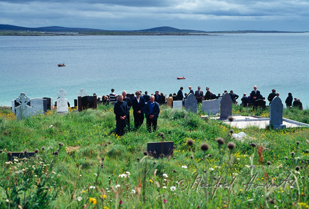 Begräbnis auf Friedhof mit Meerblick