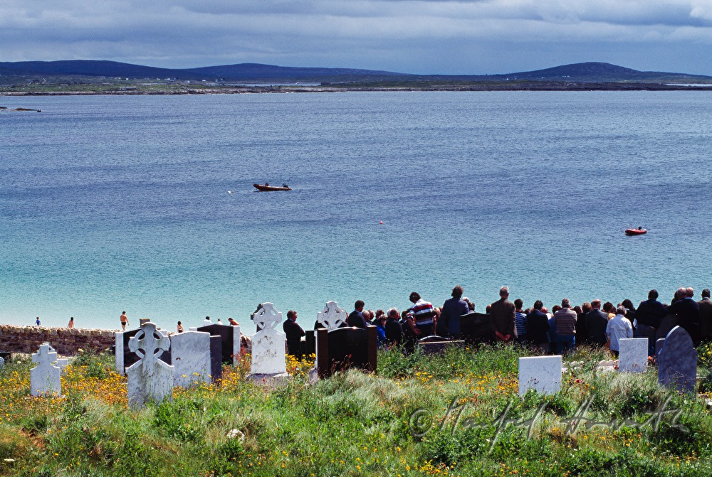 Begräbnis auf Friedhof mit Meerblick