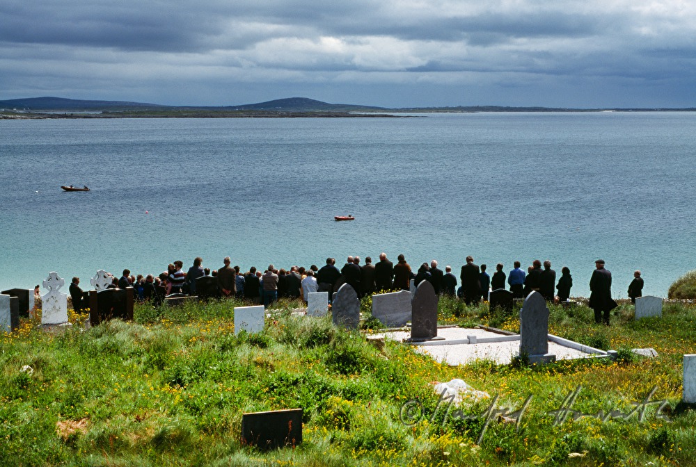 Begräbnis auf Friedhof mit Meerblick