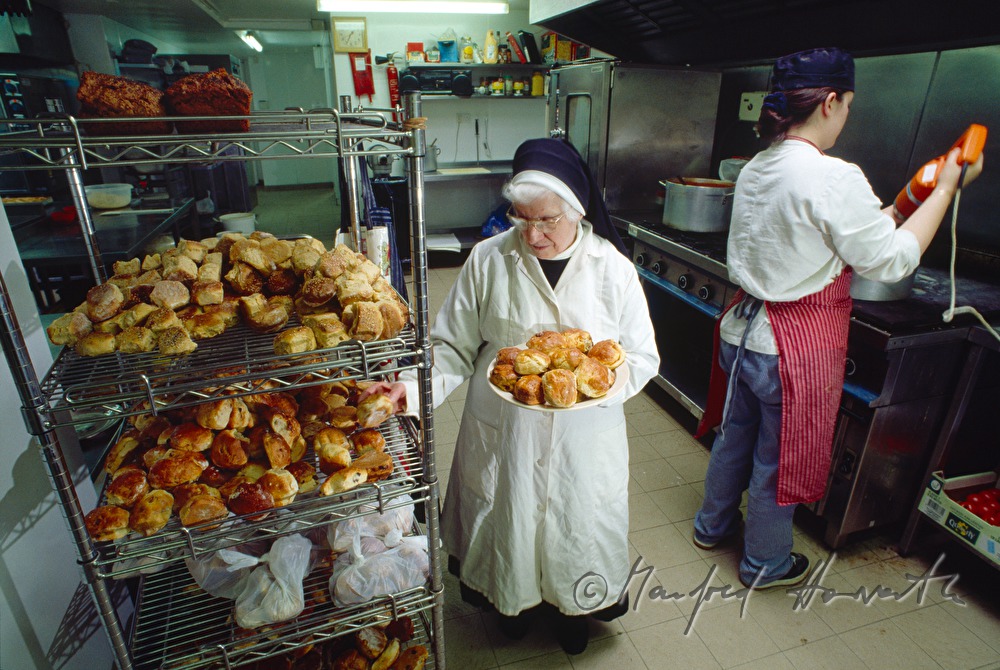 Benediktiner Nonne in der Stiftsbäckerei