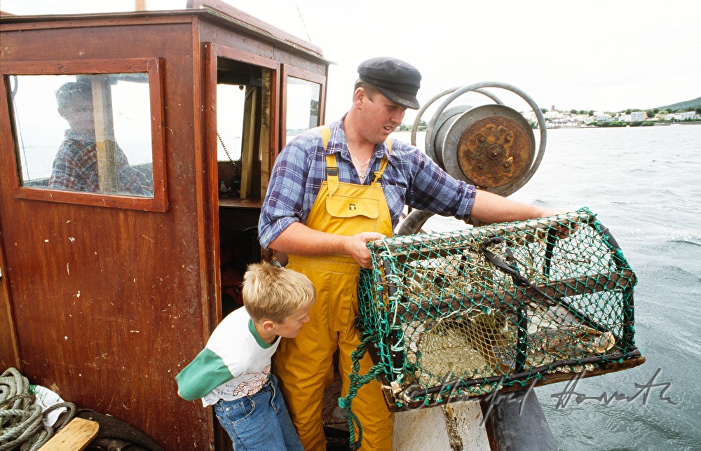 Hummefischer mit seinen Söhnen auf dem Boot