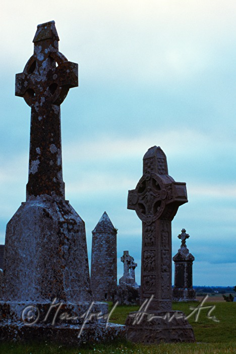 Hochkreuze und Gräber von Klosterruine Clonmacnoise