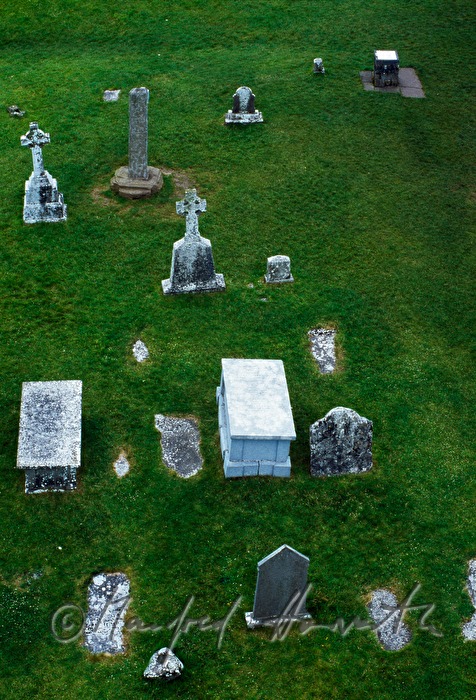 Hochkreuze und Gräber von Klosterruine Clonmacnoise