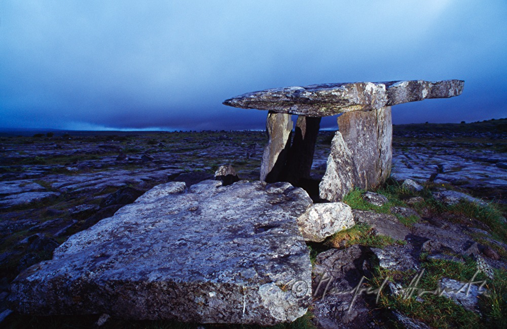 Poulnabrone Dolmen in der Kalksteinlandschaft