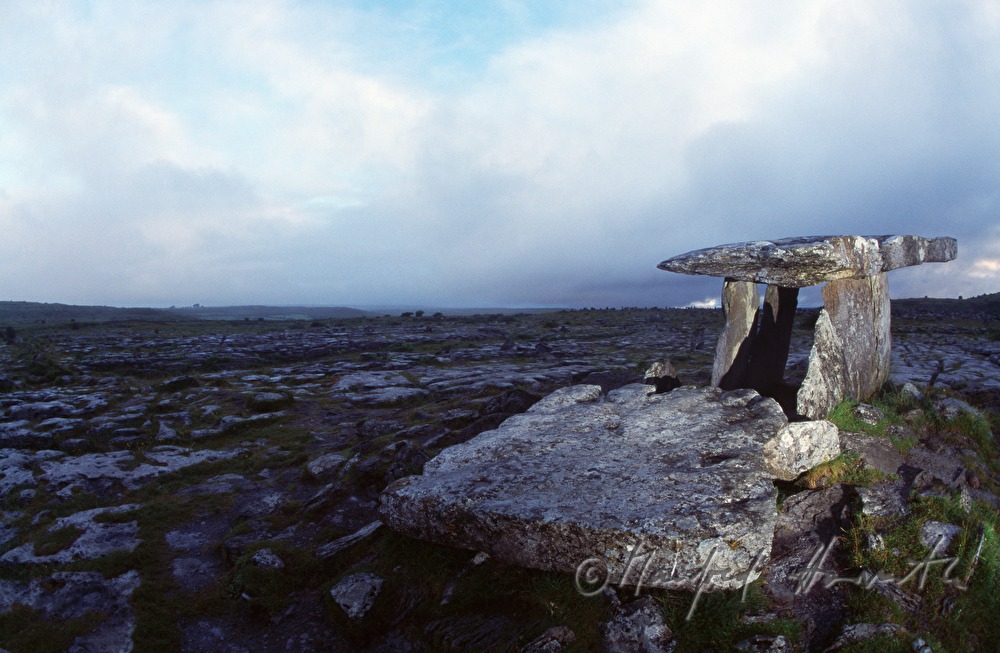 Poulnabrone Dolmen in der Kalksteinlandschaft
