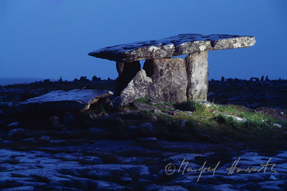 Poulnabrone Dolmen in der Kalksteinlandschaft