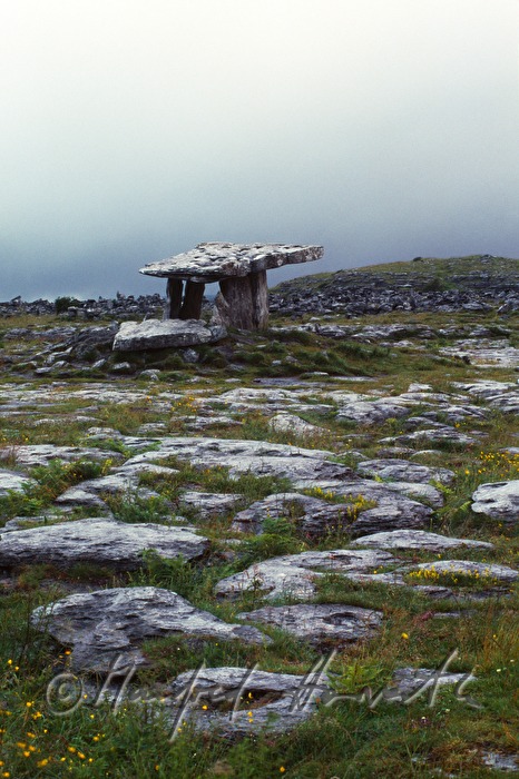 Poulnabrone Dolmen in der Kalksteinlandschaft