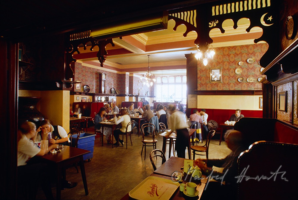 grosser Kaffeehaussaal und Besucher