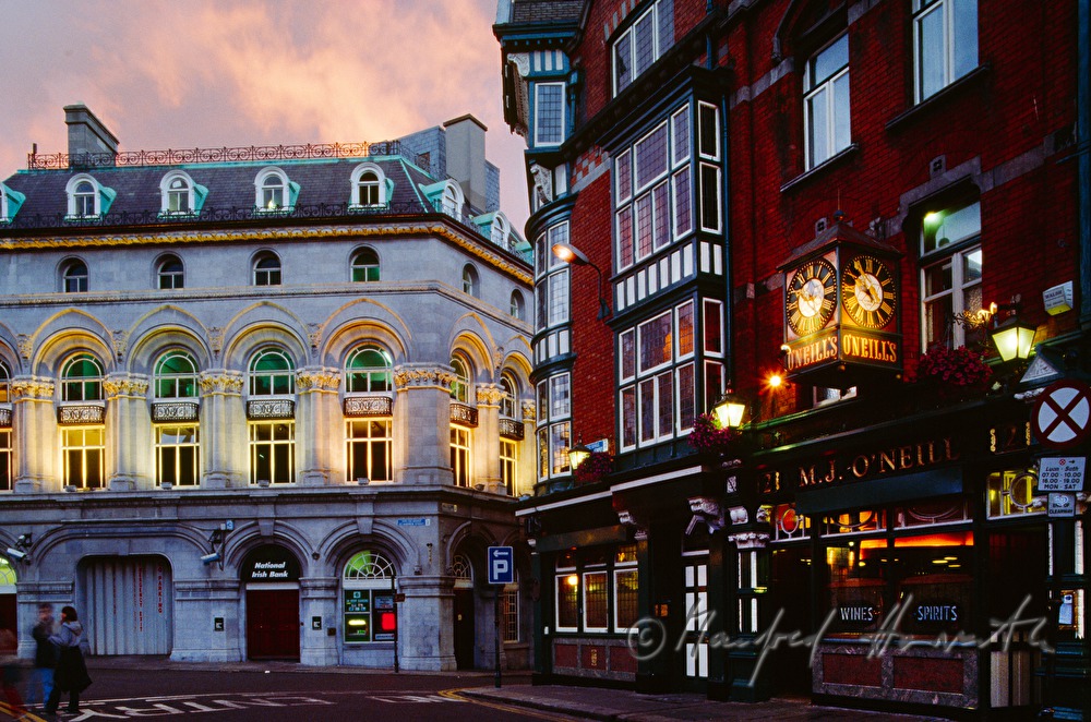 M. J. O'Neill's Pub und das Gebäude der National Irish Bank
