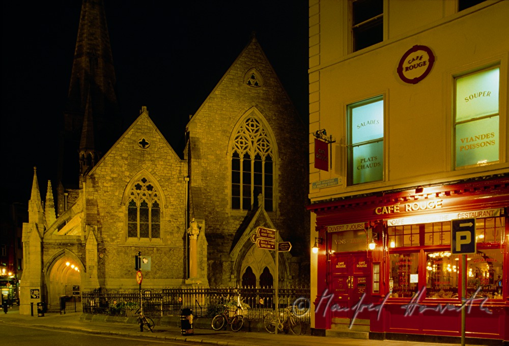 Cafe Rouge und Kirche St. Andrew's (heute Tourismuszentrale)