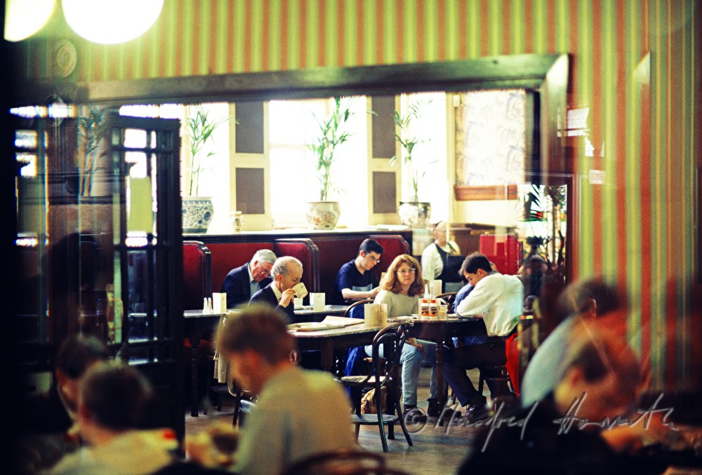 grosser Kaffeehaussaal und Besucher