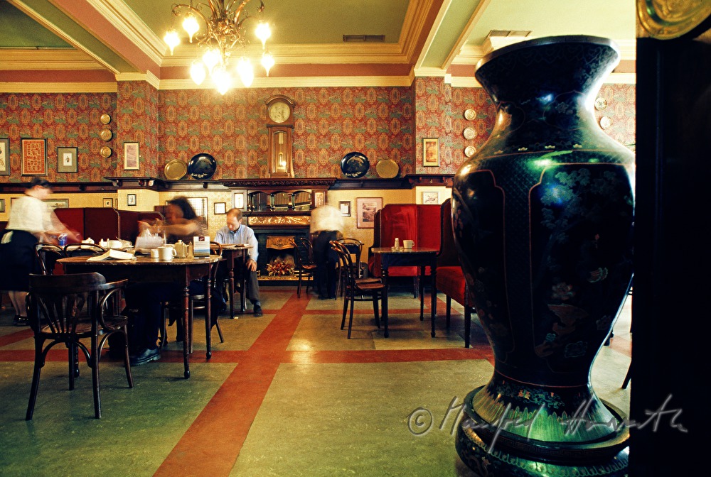 grosser Kaffeehaussaal und Besucher